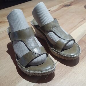 Børn Women's Wedge Sandals Olive Green Leather Upper Size 9